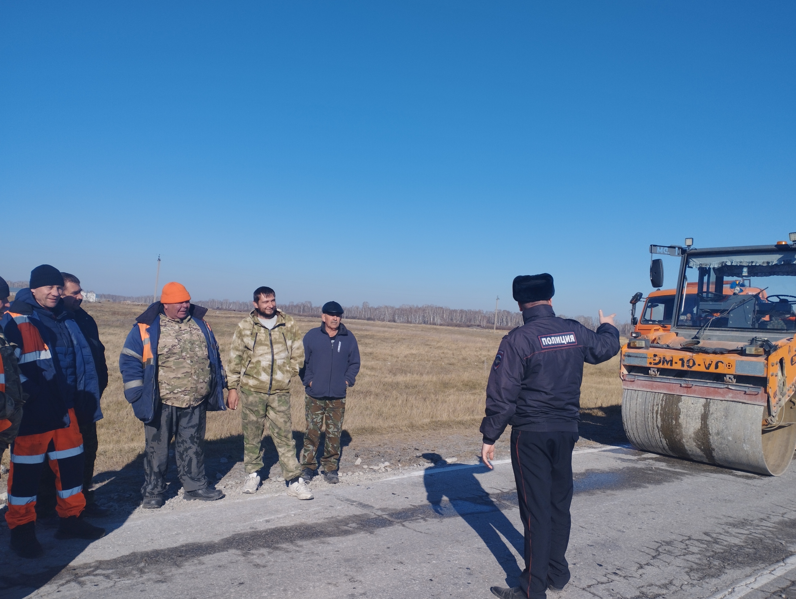 С дорожниками пообщались сотрудники ГИБДД ФОТО 29.10.2024 Барабинск - БезФормата