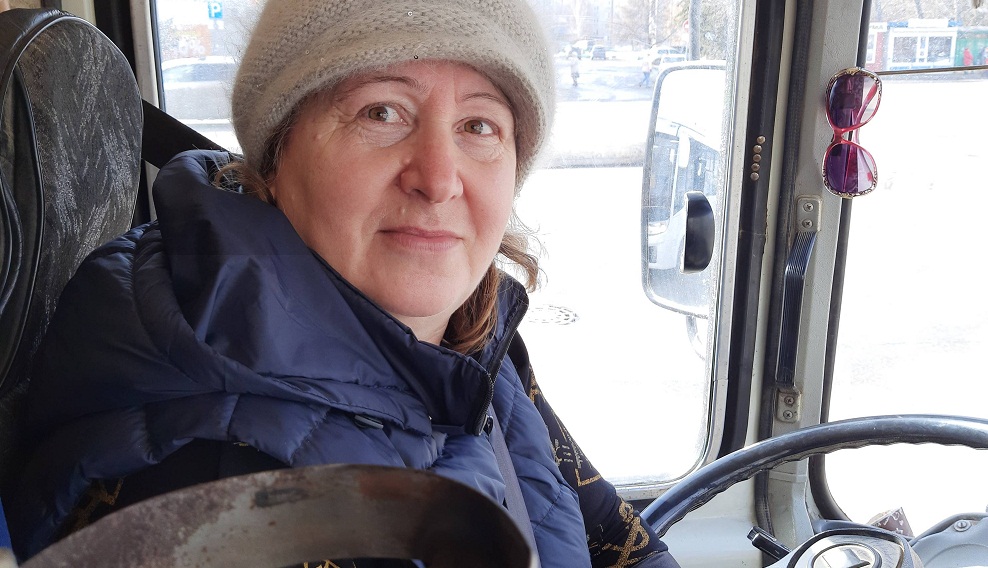 Женщины куйбышева. Женщина водитель автобуса. Каинсктранс фото.